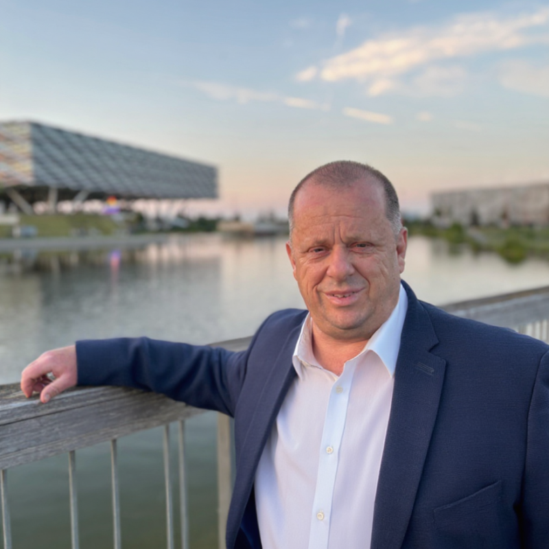 Bernd Gillich vor dem adidas-Gebäude in Herzogenaurach